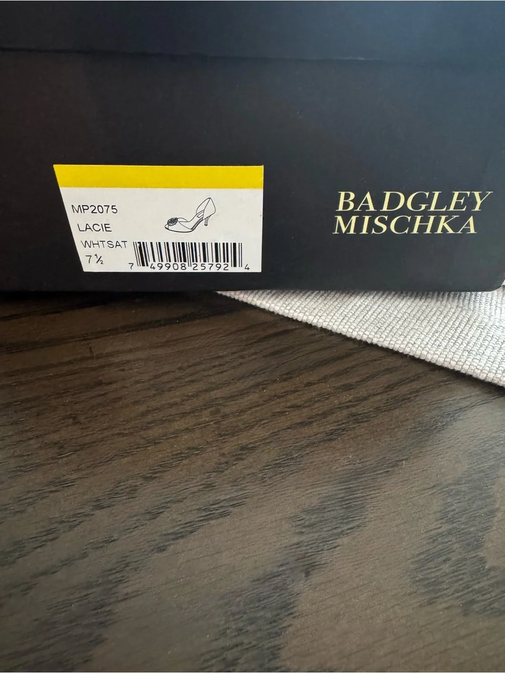 Badgley Mischka Lacie Ivory Satin Crystal Peep Toe Heels Size 7.5M w/ Box